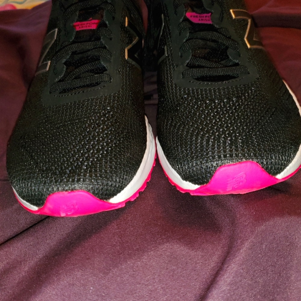 Hot pink and black New Balance tennis shoes 9.5